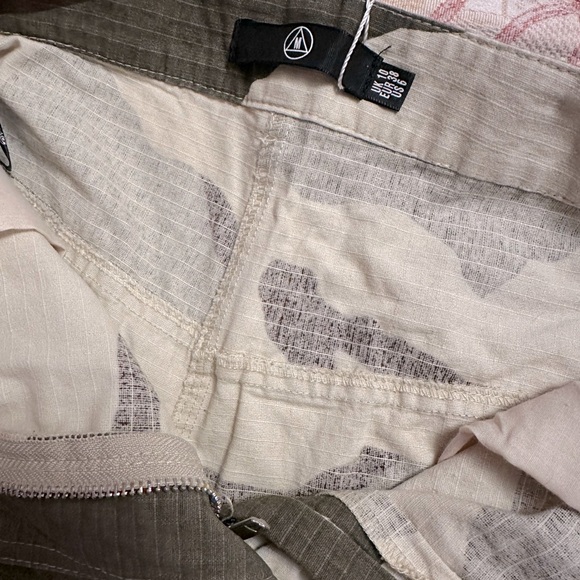 Missguided Camo Cargo Shorts - Picture 2 of 3